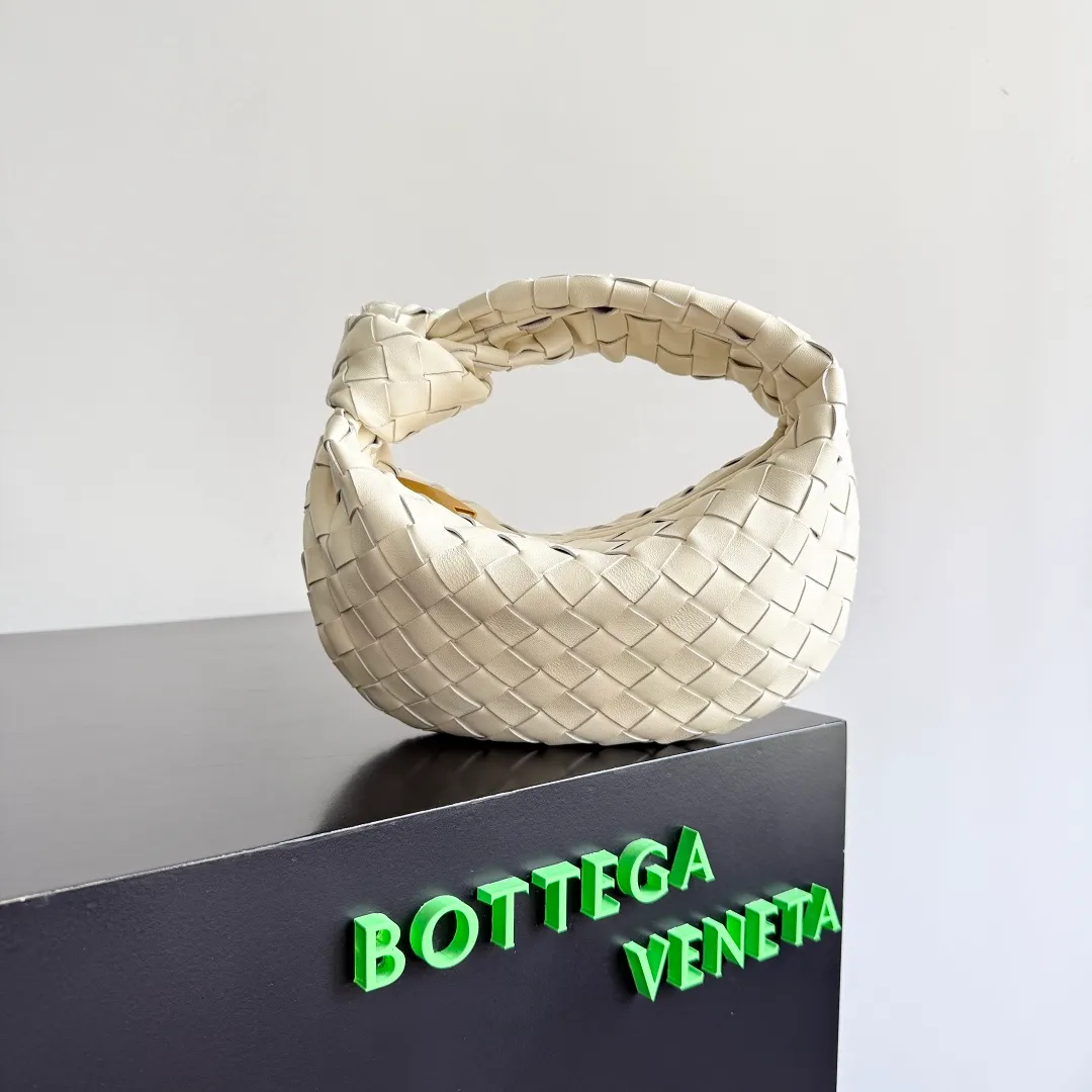 Batch 1120 Bottega veneta͙.——The latest woven knotted hobo🔥 The top-grade lambskin leather is very soft, the bag shape is unique, practical and durable. It retains the traditional woven elements while being a little more flamboyant ~ Made of hand-woven sheepskin, zipper opening and closing, curved seamless structure, effortless to match. Highly recommended⚠️⚠️⚠️ The highest-end in the market🌈 Welcome to compare [all shipped from the factory with a full set of packaging] size: 26x13x8.5cm.    Model: 651876